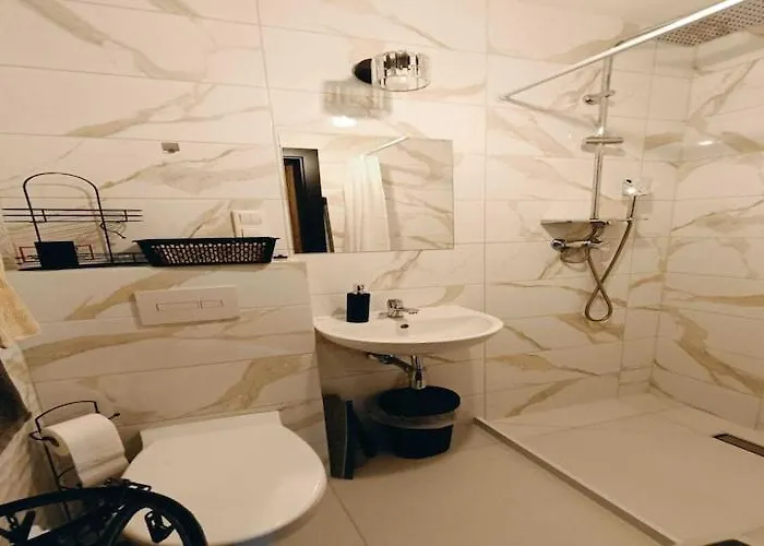 For 3 People, Lägenhet *